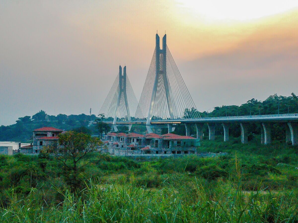    Мост в Браззавиле, Республика Конго© iStock.com / Claudine Silaho Weber-Hilty