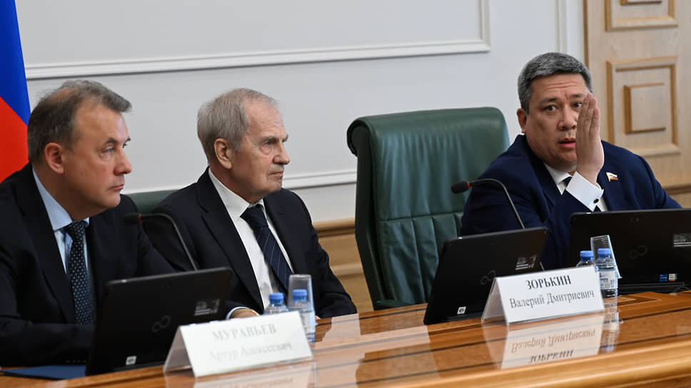Фото: Дмитрий Духанин / Коммерсантъ📷Председатель КС Валерий Зорькин (в центре)