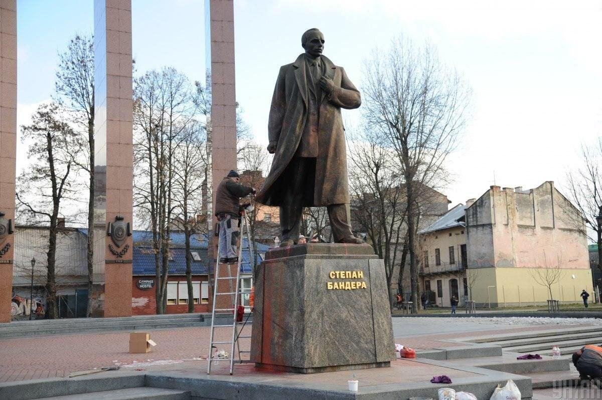 Памятник бандере во львове фото Надругались над Бандерой: на Украине раскрыли дело об атаке на памятник во Львов