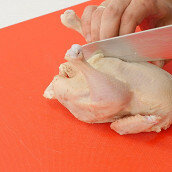 1.  Разрезать грудку цыпленка посередине и раскрыть. Зачистить от вероятно оставшихся внутренних органов, отрезать гузку и срезать лишнюю кожу и жир. Развернуть тушку так, чтобы она стала плоской. Сломать сухожилия и отбить.