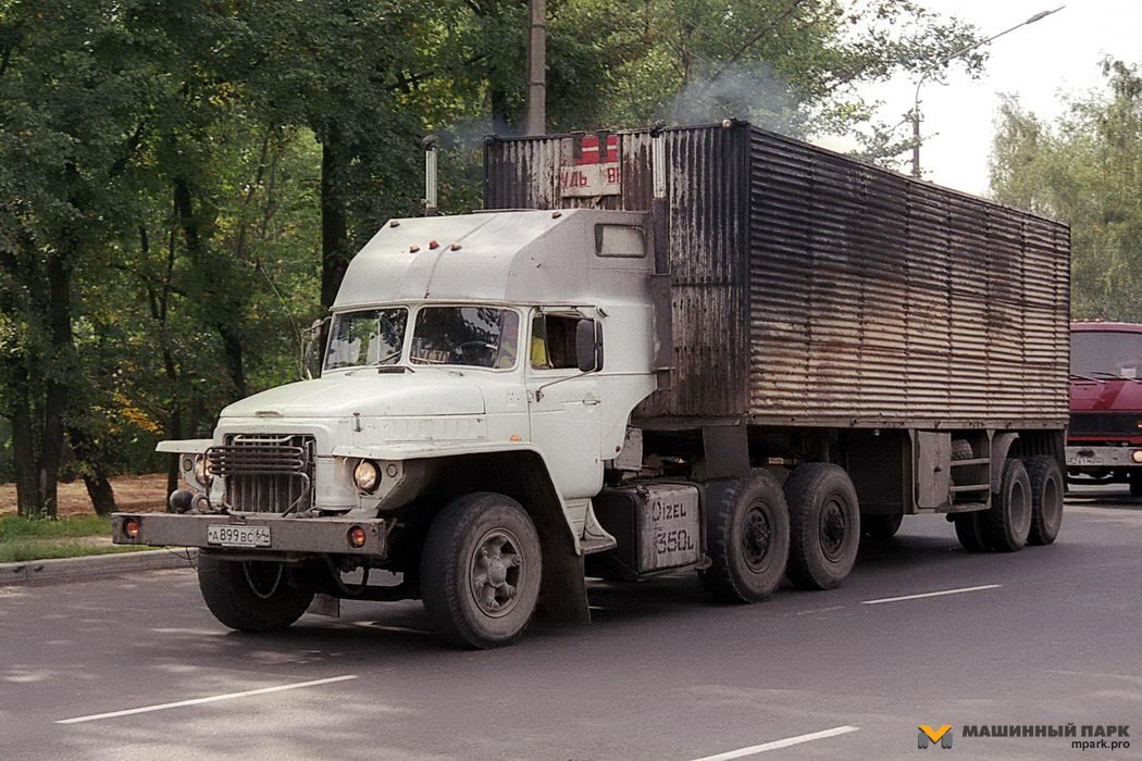01. Типичный пример тех лет – «аццкий пепелац» на базе Урала-377. Двигатель заменен на дизельный, кабина перестроена кардинально, прицеп из элементов киоска «Союзпечати». Характерно, что все покрышки тягача не только лысые, но и разные.
This ugly tractor was born from Ural-377 6x4 tipper.
Фото Владимира Чехуты

