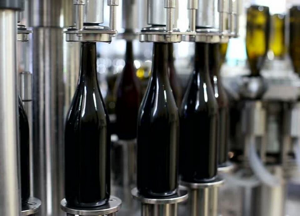 Вино из виноматериала. Винная машина. Bottling Wine. Оклейка виноматериалов. Bottle to Bottle завод.