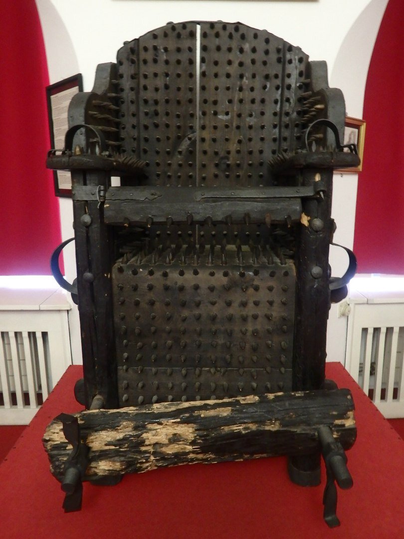  Еще один музей, посвященный пыткам, но с уклоном на технологическую часть. Находится прямо у Карлова моста со стороны Староместской площади по левой стороне. Цена билета 150 крон. Все экспонаты подписаны и на русском языке, поэтому вы без проблем узнаете подробности применения каждого инструмента. Иногда лучше не читать.
 