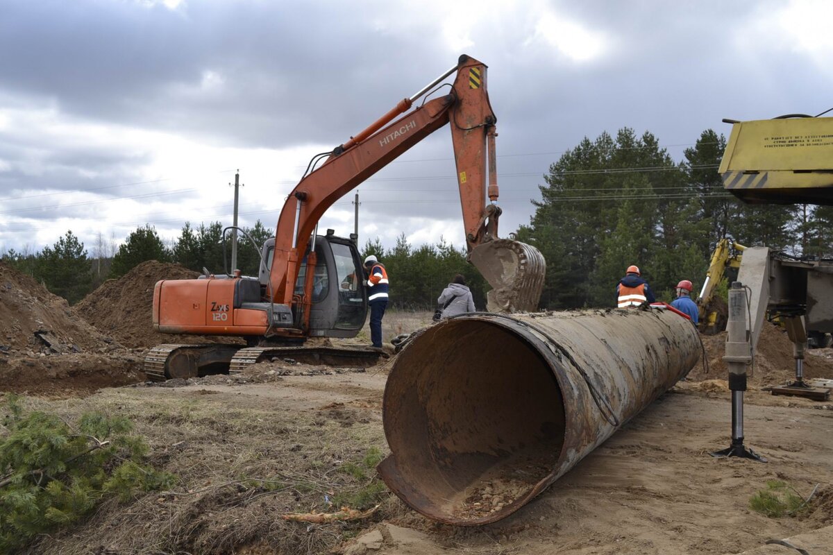 Супер экскаватор. Рытье котлована под фундамент. Два экскаватора выкапывают 2 метра. Экскаватор на пляже в осиновце. Два экскаватора выкапывают 2 метра.
