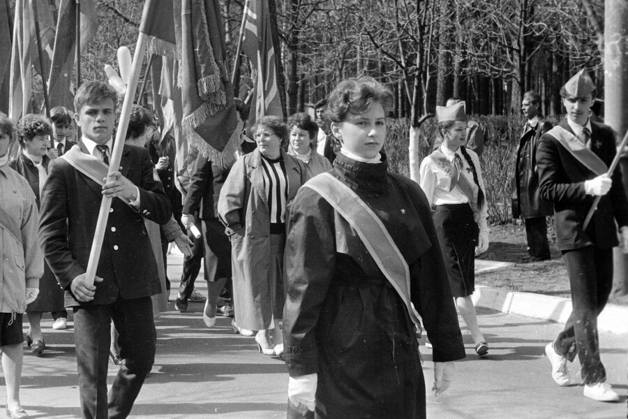 Фото 1985 года. 1988 Год СССР перестройка. Школьник в период перестройки. Фильмы про старшеклассников в России в годы перестройки. Украинский фильмы о националистах в СССР В 1970.