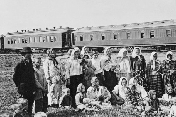 
Переселенцы, путешествующие железной дорогой
