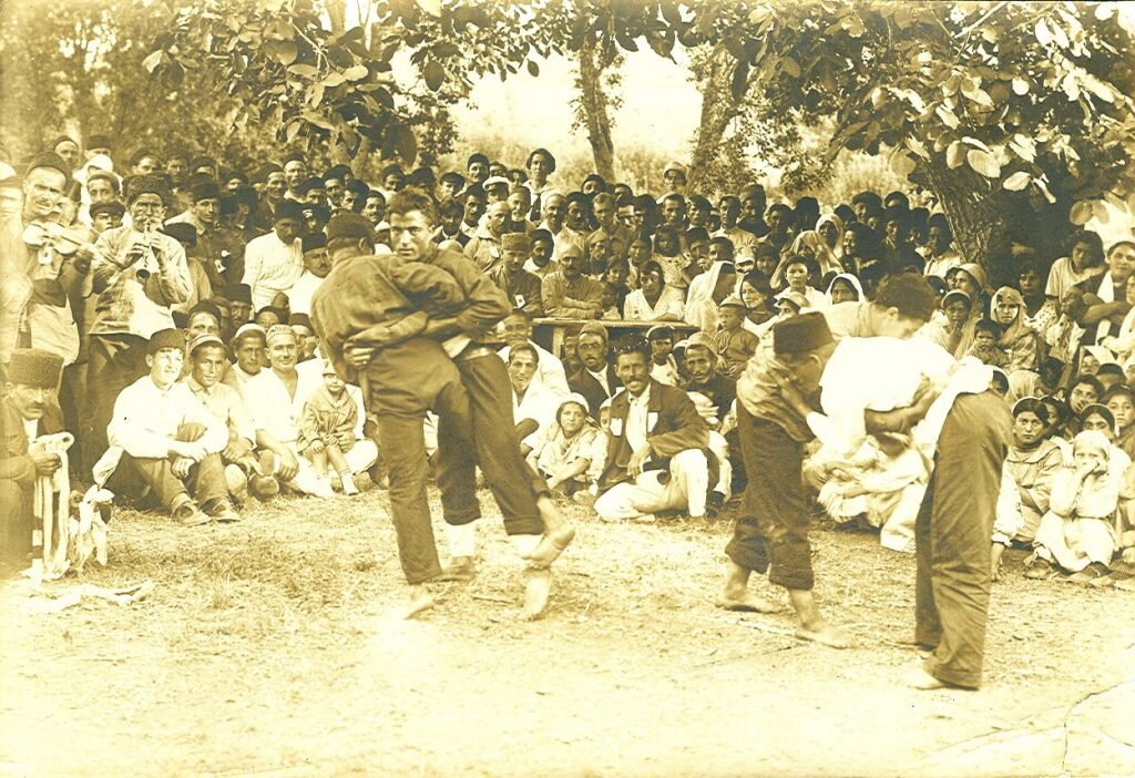 Борьба Куреш на крымскотатарском празднике, фото начала 20 века