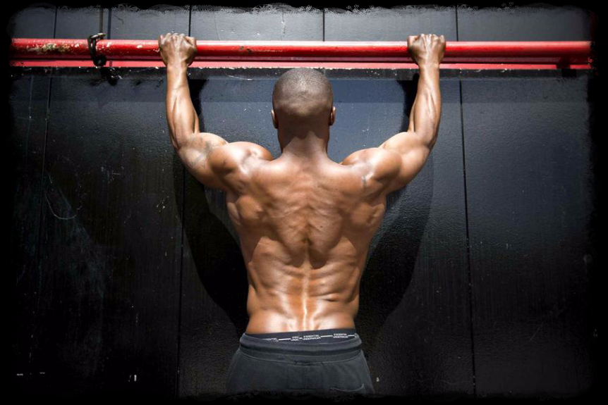 Турник является простой конструкцией, но его можно использовать для выполнения упражнений разной сложности в домашних условиях. Подтягиваться можно по-разному, и дома можно легко выполнять эти упражнения. Все упражнения можно разделить в зависимости от хватов на турнике руками. От расположения рук на перекладине будет различаться нагрузка на мышечную массу. Нельзя забывать о ширине хвата, то есть о расстоянии между руками. От этого будет зависеть качество нагрузки на мышцы.