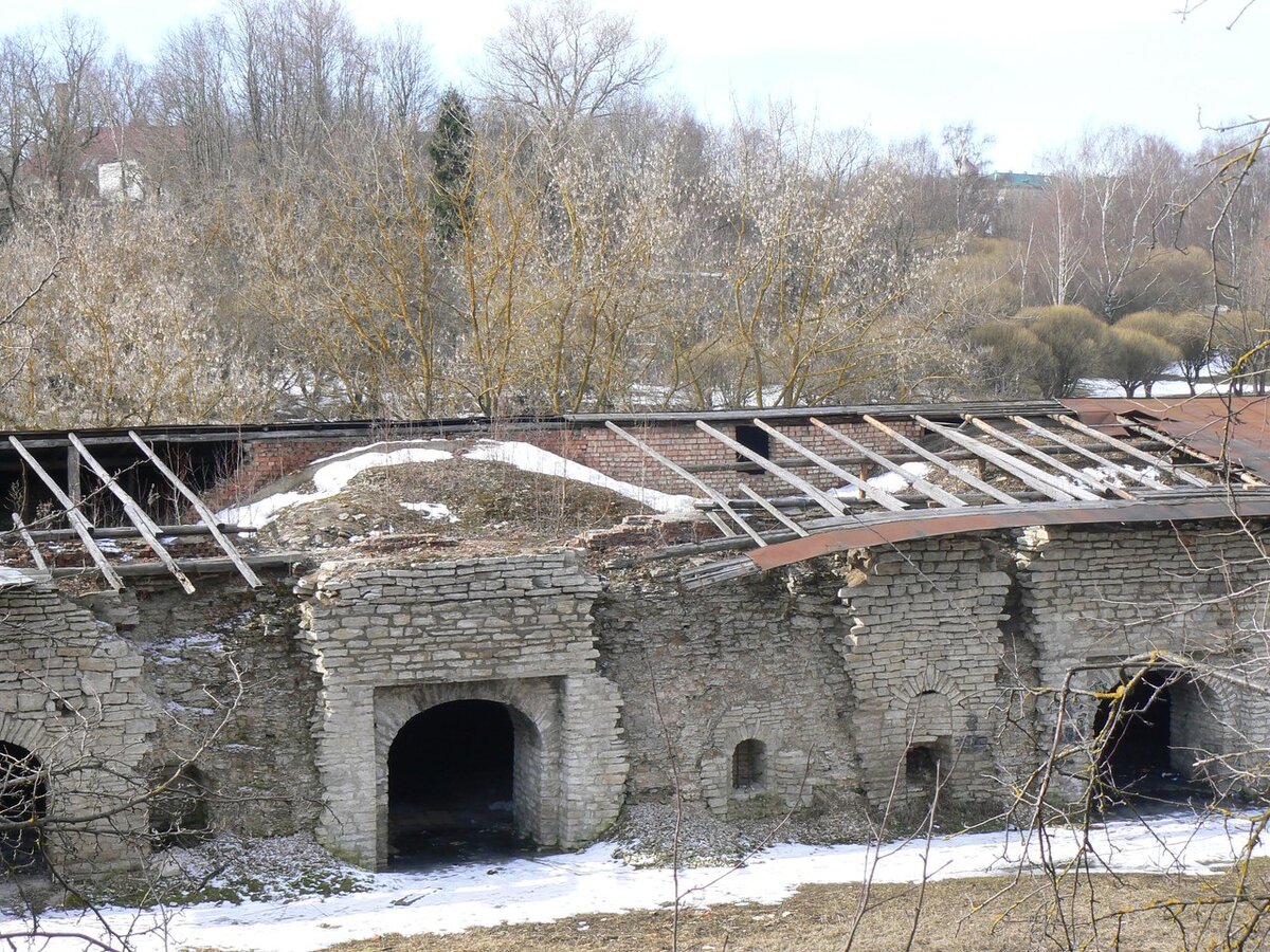 Понятно что не вчера это произошло. Но увидел только сегодня (пешком наверное редко ходит). А ведь должен же быть какой-то хотя бы самый простой мониторинг памятников архитектуры в городе. На крыше уже кусты выросли за то время что с 2009 года прошло.