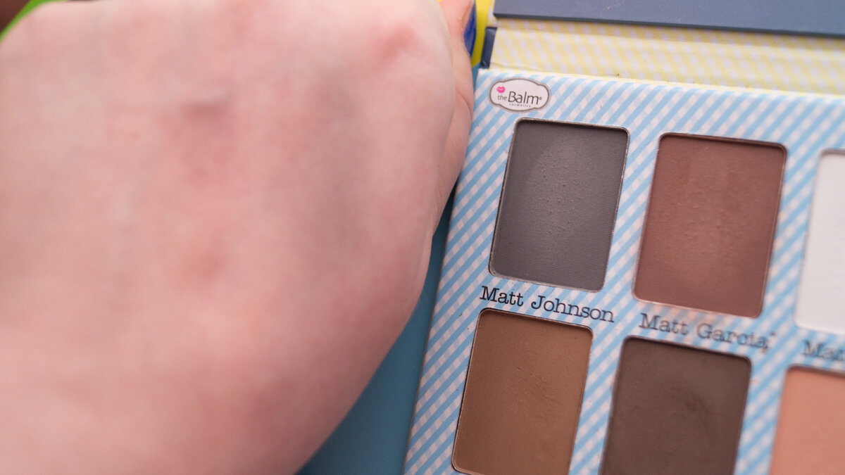 Свотчи почти не видно, только небольшое грязное пятно, на примере ПОДДЕЛКИ теней! Это не оригинальная палетка!