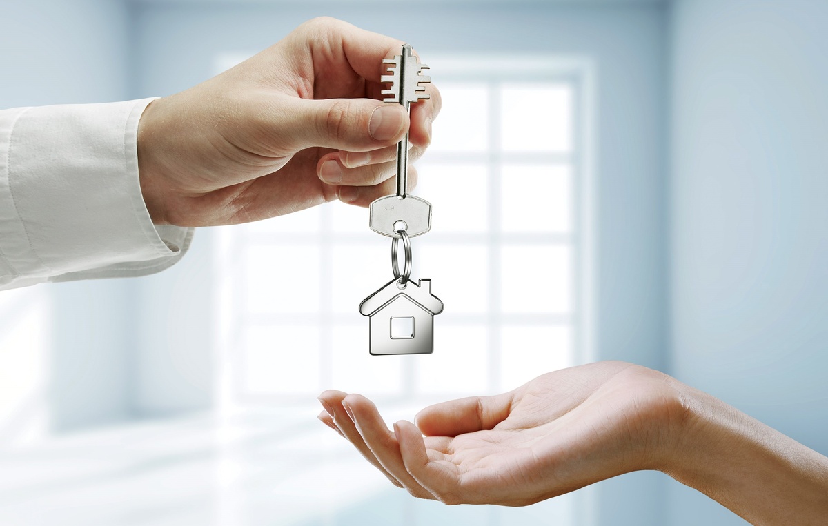 Все чаще люди сталкиваются с необходимостью продажи квартиры, приобретенной в кредит.