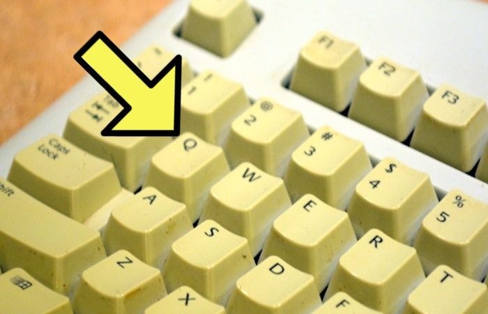  
Возвращаем белизну жёлтому пластику.
