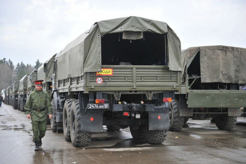 Что значит на военных машинах. Урал 4320 колонна. Машина для перевозки военных.