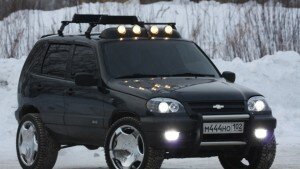 Начать стоит с монтажа порогов, при этом кронштейны должны быть строго перпендикулярны основанию. Удобнее крепить порог с задней части. Затягивать гайки необходимо в следующей последовательности: