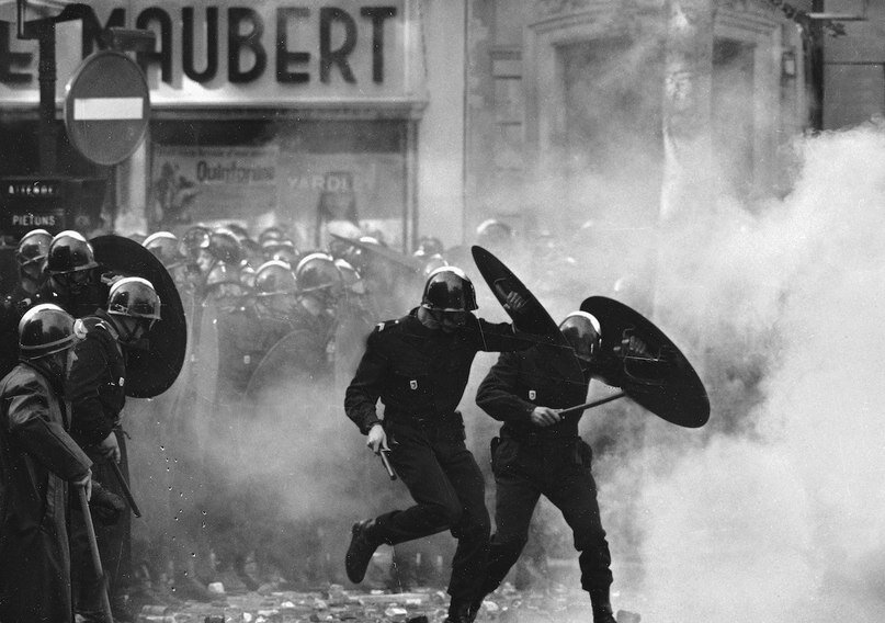 Парижские жандармы в центре митинга. Фото: NYT