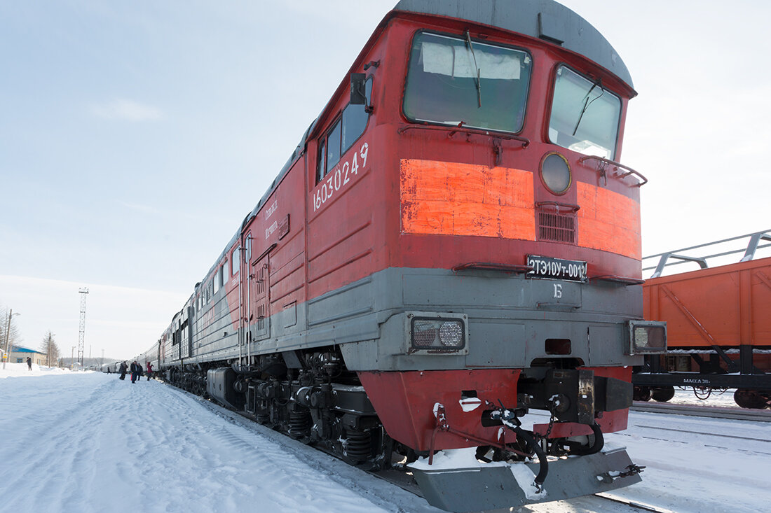 Воркута Лабытнанги поезд. Железная дорога Воркута Ленинград. Поезд 653 Воркута Лабытнанги. Поездом по тундре. Поезд до лабытнанги