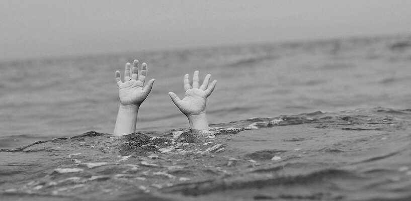 Фото: i.ytimg.comРебенок упал в воду во время прогулки. Взрослых рядом не было.