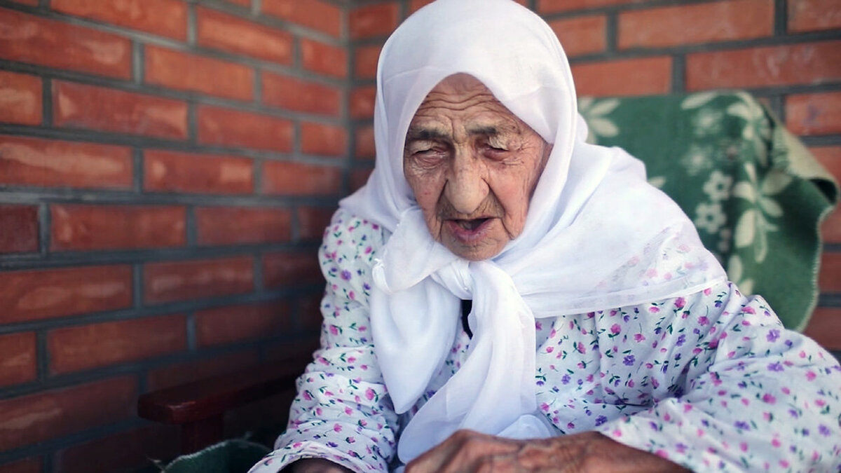 Она родилась в 1889 году, что делает ее ровесницей  Анны  Ахматовой, Адольфа Гитлера, Чарли Чаплина и Александра Вертинского.