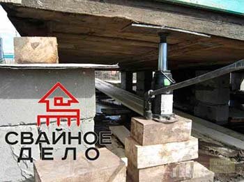 3. Следующий этап – непосредственно подъем и перемещение дома или бани на винтовые сваи. Сначала под сооружение вводятся двутавровые балки, затем оно постепенно поднимается при помощи домкратов большой мощности.