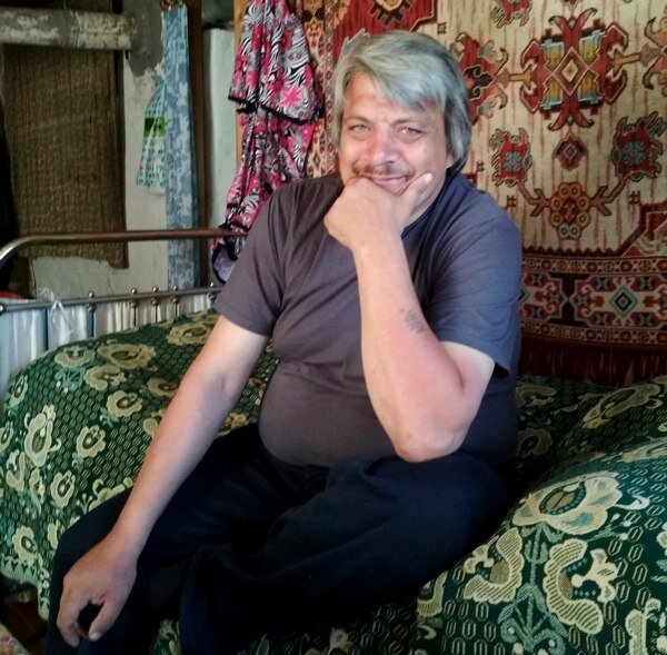 - Жена говорила – за неделю до меня оно там ещё было, - посмеивается Герман, пока колесо «Патриота» жужжит в очередной яме.