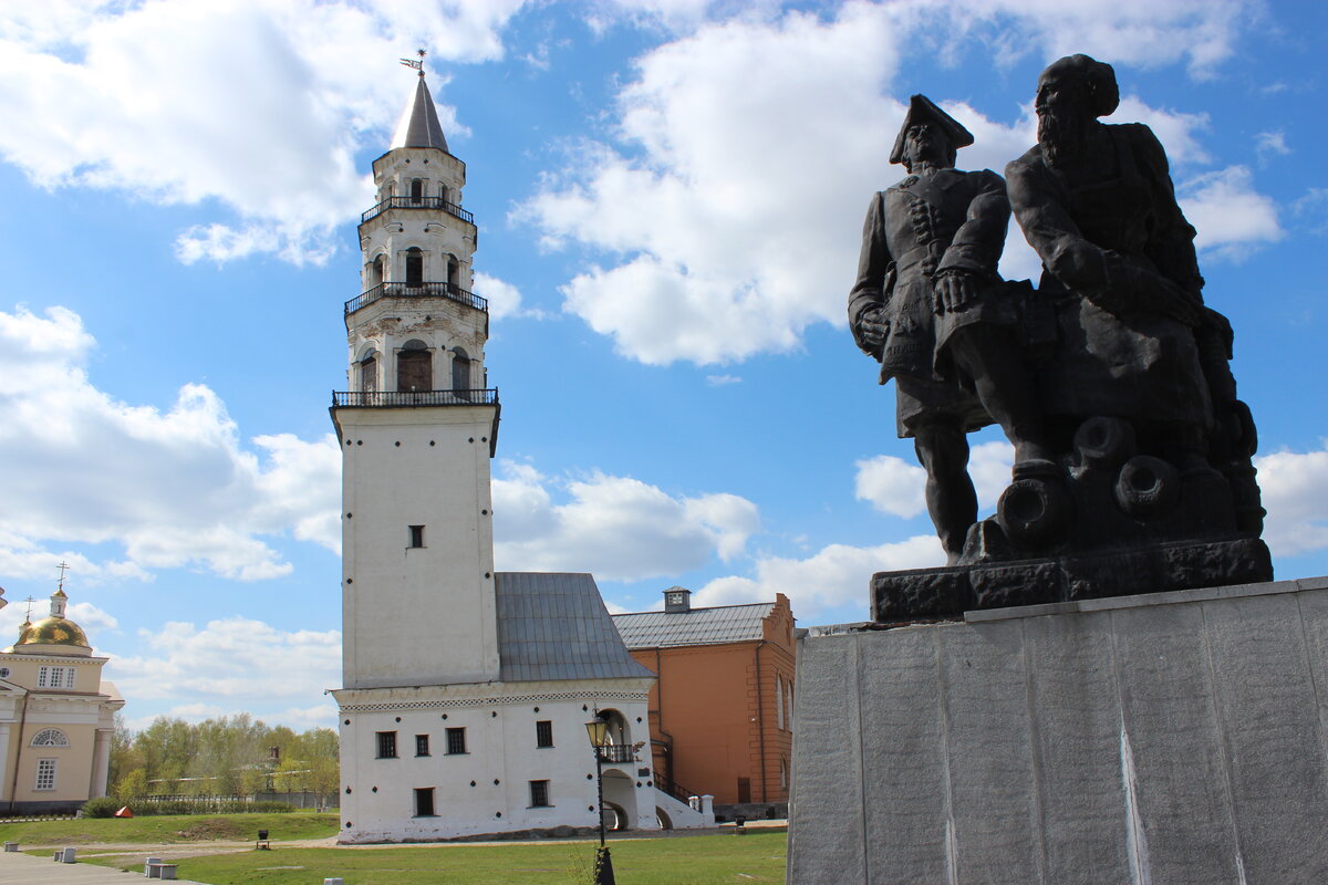 Вид на башню и памятник Петру I и Никите Демидову со стороны водохранилища