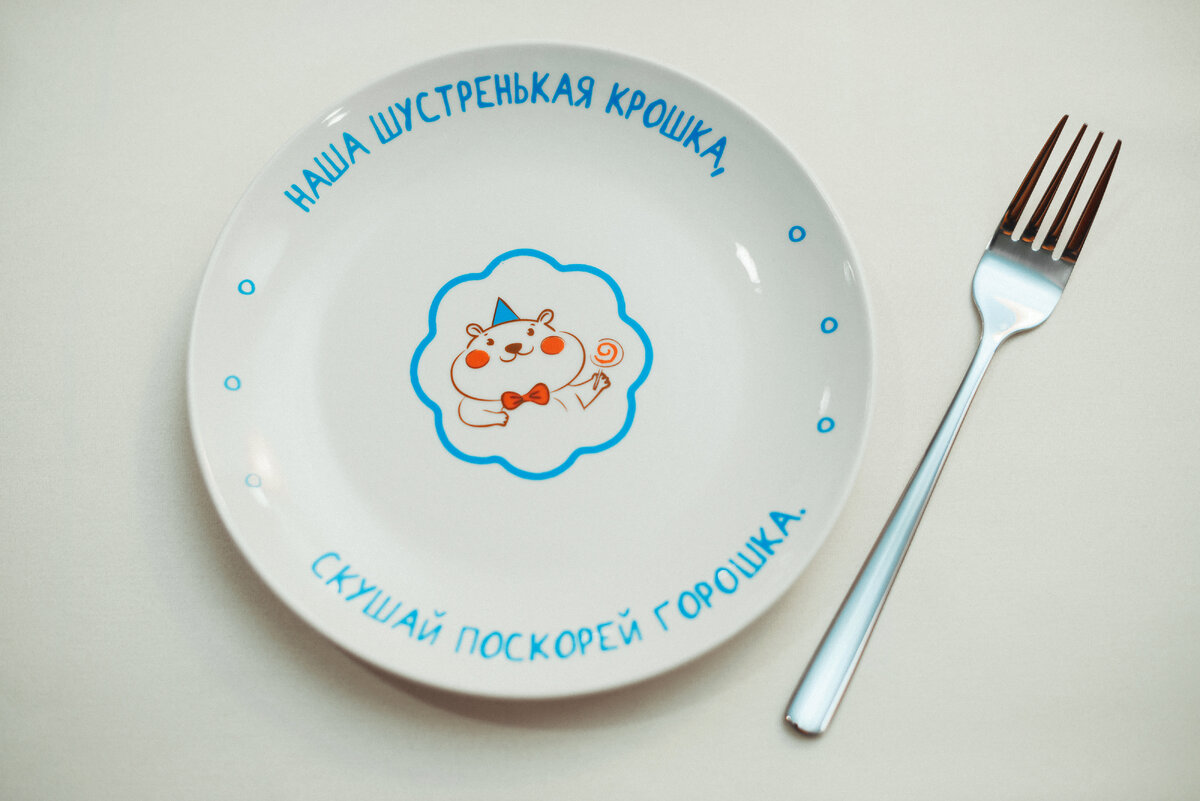 Тарелки с печатью дороже белых из IKEA, зато у вашего ресторана будет своя фишка