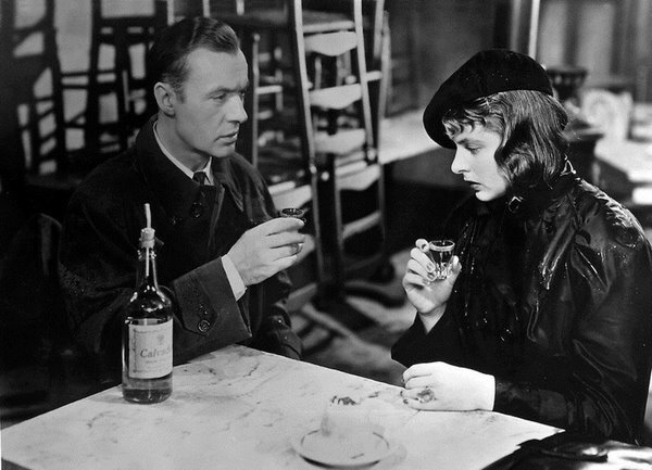 Герои романа «Триумфальная арка» за разговором и кальвадосом