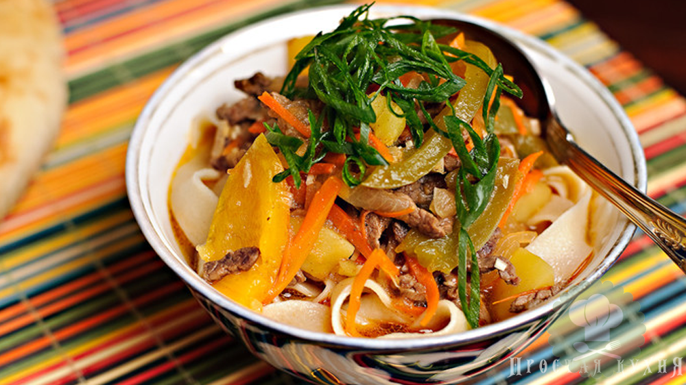 свинина с домашней лапшой. лапша удон с мясом. гречневая лапша соба. удон с говядиной и овощами. лапша удон со свининой и овощами.