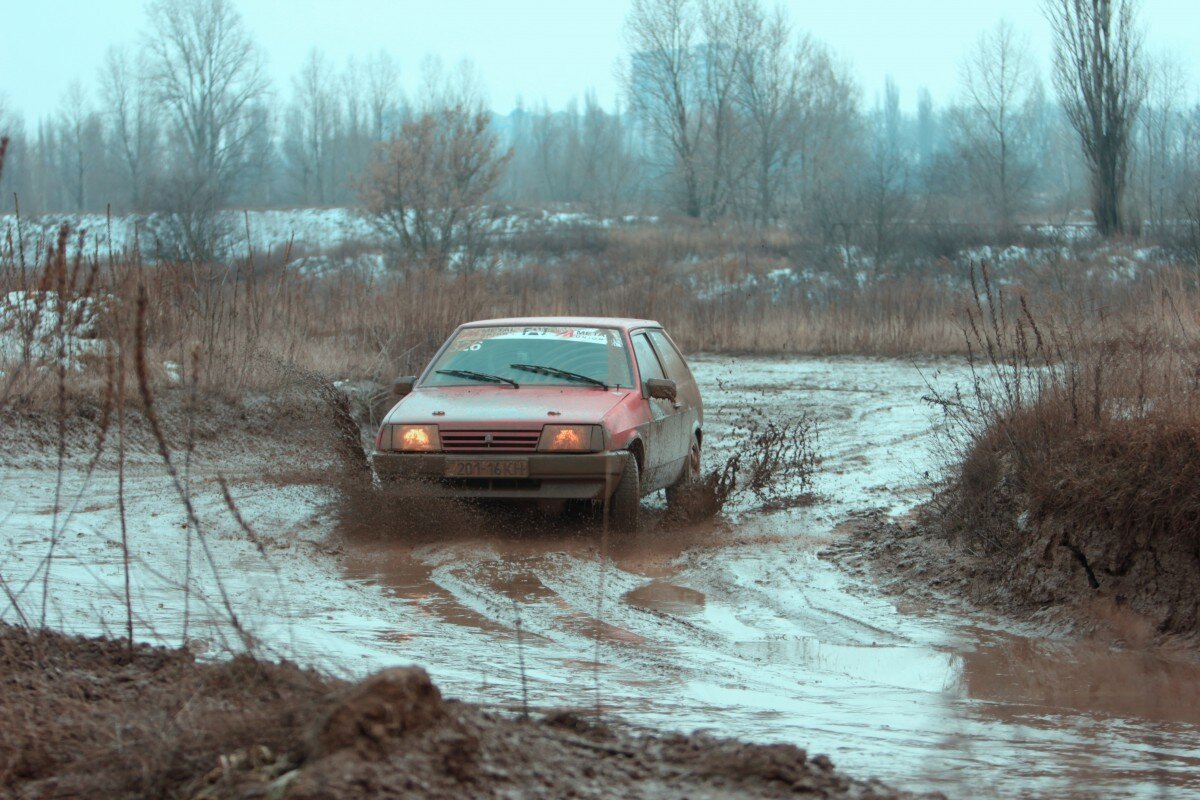 Именно поэтому переднеприводные авто не для бездорожья...