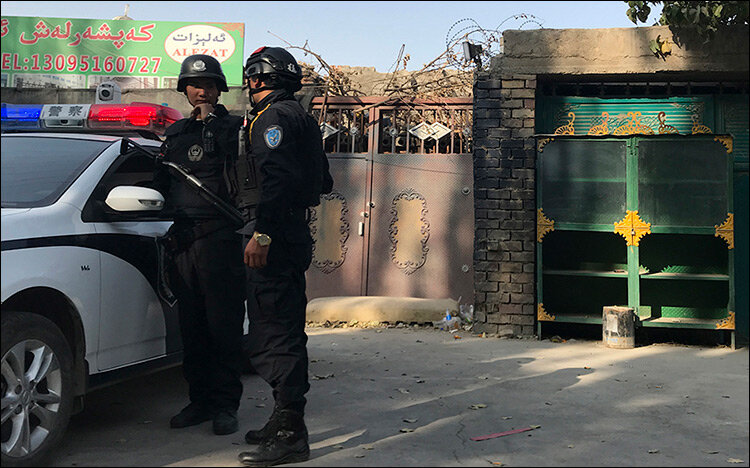 Полиция в ходе рейда в СУАР. Фото с сайта Uyghuramerican.org
