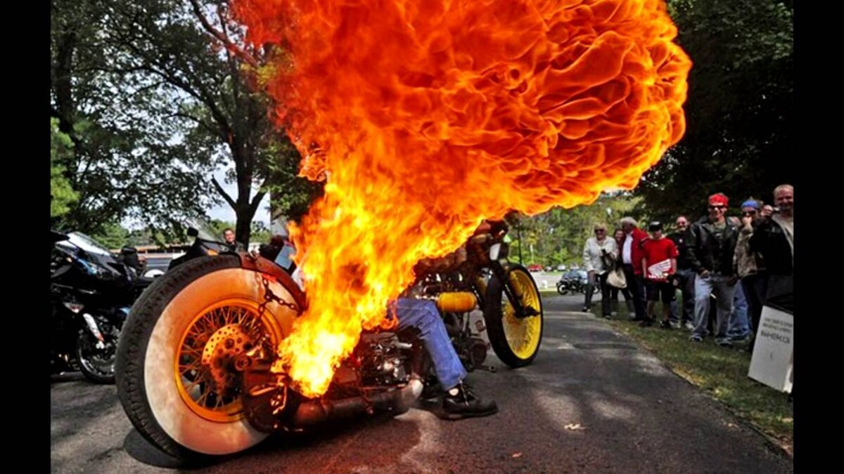 Мотоцикл в огне
