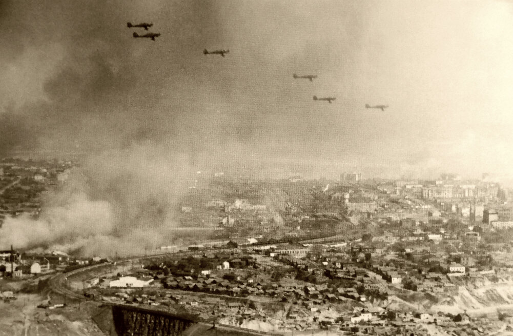 Немецкие пикирующие бомбардировщики Юнкерс Ю-87 (Ju-87) в полете над Сталинградом. Сентябрь 1942 г.