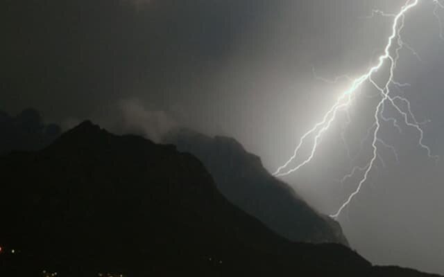 Ни в коем случае: что нельзя делать во время грозы ⚡️