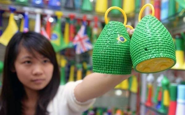 Мой муж говорит, что мои глаза постепенно сужаются, и скоро я превращусь в китайца... А всё от того, что последние три года всю одежду - для себя, дочери и супруга - я покупаю...да, именно там, в Поднебесной. Более того, в последнее время, в связи с окончанием строительства нашего дома и началом его внутренней отделки - я перешла на более серьёзные вещи - обои, освещение и даже маленькую мебель.