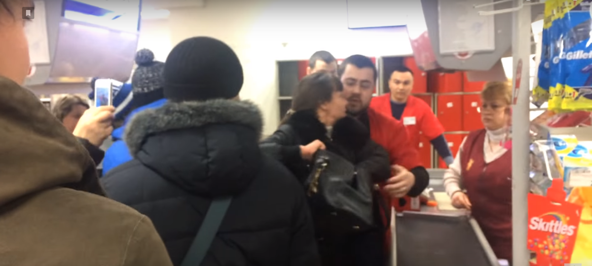 Когда подошла очередь до виновницы данного скандала, вместо покупки алкоголя, женщина начала выяснять отношения с кассиром супермаркета. Весь скандал, супруг клиентки стоял рядом, периодически вмешиваясь в диалог.