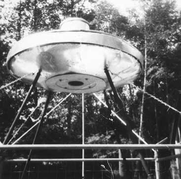 Макет устройства перед домом Хэмела