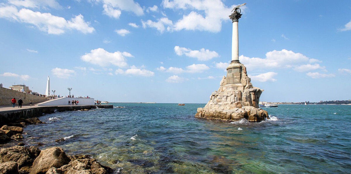 Море севастополе фото. Севастополь памятник в море. Севастополь памятник затопленным кораблям сверху. Крымский полуостров город Севастополь. Черное море Севастополь.