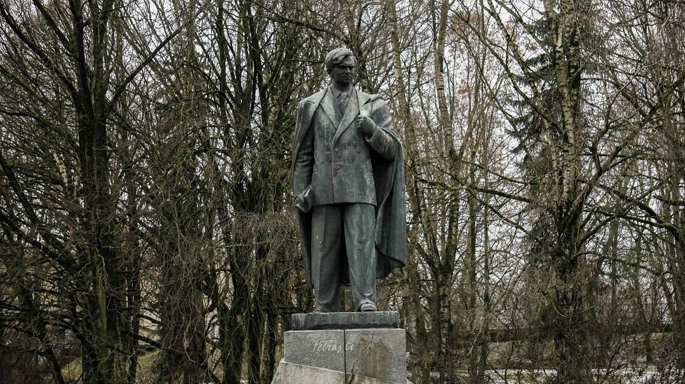                              ©                                                          BALTNEWS.lt / Герман Седлецкий  Памятник Пятрасу Цвирке в Вильнюсе  