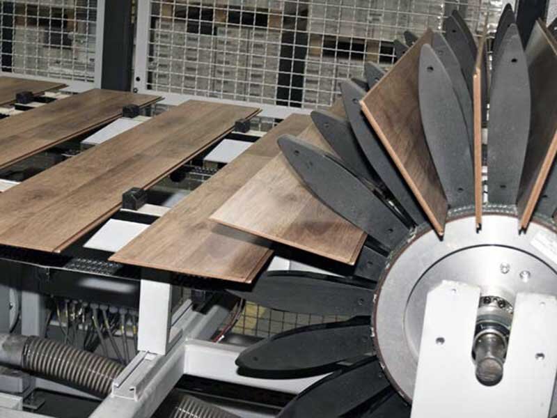 Обновление производственных линий позволит предприятию нарастить объемы выпуска ламинированных напольных покрытий с 5 до 10 миллионов квадратных метров в год. При этом будет создано 70 новых рабочих мест. 

