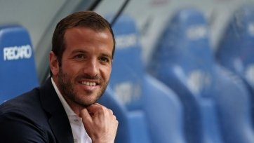 Фото: Getty images12 сентября 2000 года в выездном поединке первого раунда Кубка УЕФА против «Гента» при счете 4:0 забитым мячом отличился 17-летний парнишка, чье имя тогда мало кто знал, но о ком в дальнейшем очень много говорили в футбольной Европе. Его звали Рафаэль ван дер Ваарт. Тогда он считался подрастающей звездочкой академии «Аякса», а впоследствии провел более сотни поединков за национальную сборную Нидерландов, поиграв также за «Гамбург», «Реал» и «Тоттенхэм».
