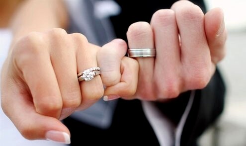 Свадебные приметы, не вошедшие в категорию: Гостям нельзя одевать на свадьбу черное.
1 Последнюю ночь перед свадьбой жених и невеста должны провести порознь.
2 Когда жених забирает невесту из родительского дома, ему ни в коем случае нельзя оглядываться назад.
3 Невесте нельзя позволять подругам становиться впереди себя перед зеркалом, чтобы они не увели любимого.
4 Подарить фотографию перед свадьбой - к расставанию.
5 Сметать со стола рукой - муж (жена) будет лысым (ой).
6 Мужу спать много перед свадьбой - наспать косоглазую жену.
7 Сидеть на углу стола - семь лет не выйти замуж.
8 Вязать возлюбленному до свадьбы какую-либо одежду - к измене и расставанию.
9 Hевесте смотреться в зеркало в свадебном наряде - к мелким неприятностям.
10 Переступить порог, пересечь путь жениху и невесте - к неприятностям и размолвке между супругами.
11 Кто (жених или невеста) переступит порог дома первым, тот и будет главой семьи.
12 Помыть порог в доме после отъезда невесты - к скорому возвращению невесты к родителям (распаду брака).
13 Если жених стрижёт волосы накануне свадьбы или венчания - дети будут больные.
14 Нельзя жениться в високосный год.