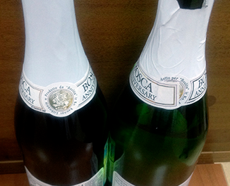 Здесь сразу комбо - и цвет бутылки подделки и неаккуратность наклейки сразу бросаются в глаза. Справа подделка в зеленом стекле вместо темно-коричневого