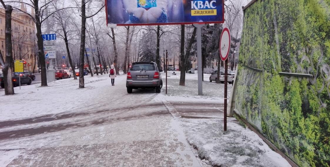 Парковка вдоль улицы Свердлова недавно стала платной, и теперь все на тротуарах. Фото: Еврорадио