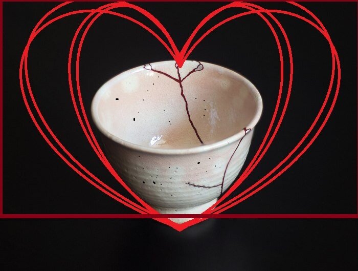 Разбитую чашку нельзя не склеить