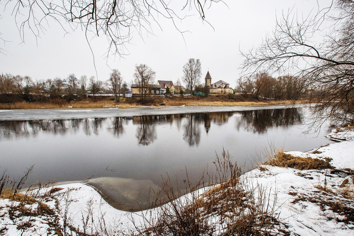Вид на правый берег Шелони со старого Порховского городища. Когда-то здесь стоял Александр Невский, а река все так же неторопливо несла свои воды