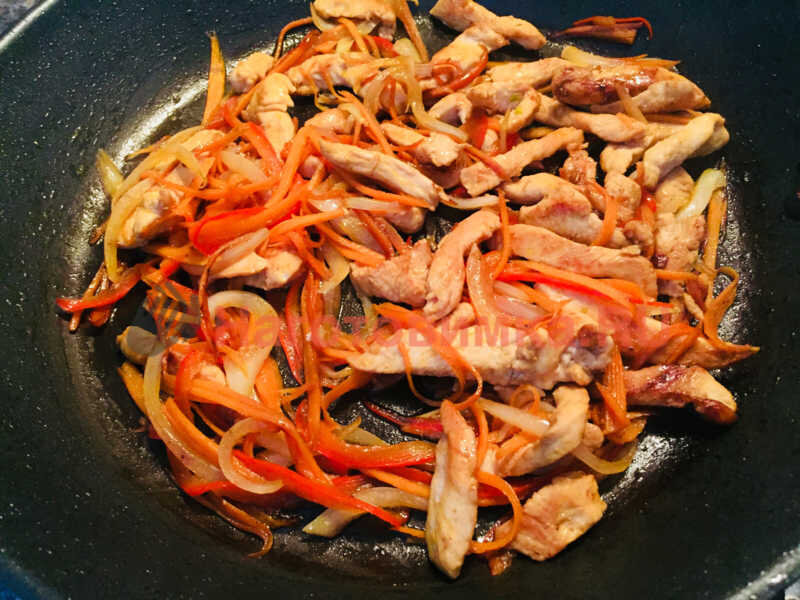 Рецепт фунчоза с курицей и овощами на сковороде с соевым соусом фото пошагово