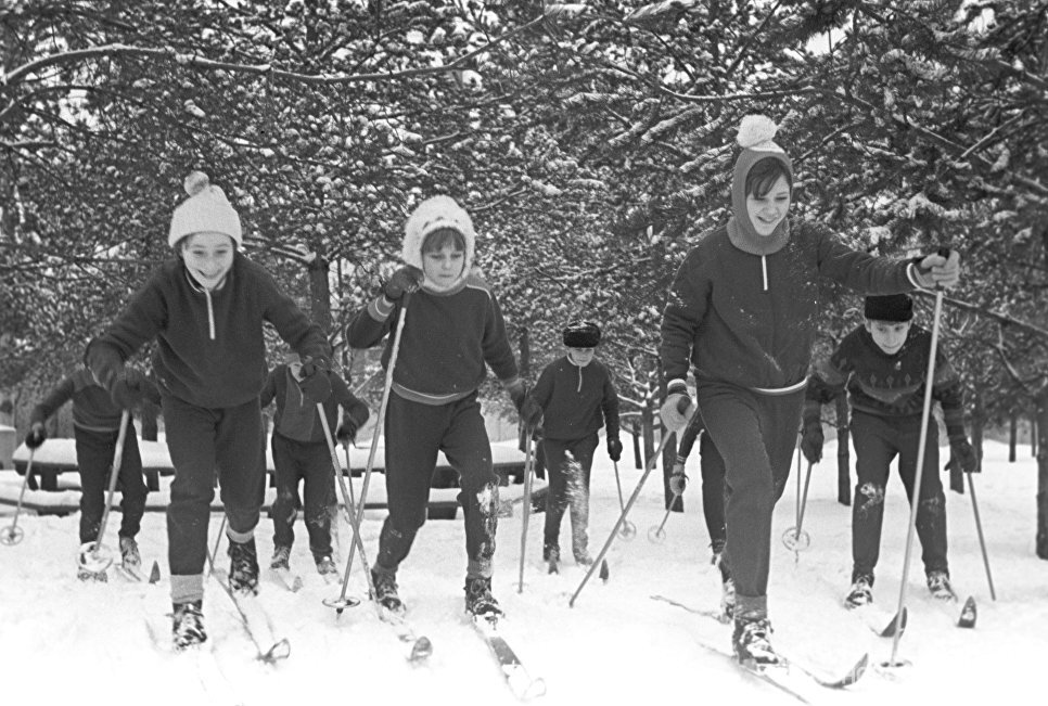 Физическая культура и спорт в ссср. Лыжный спорт в 70е годы в СССР. Лыжи в Советской школе. Лыжники в 70-е годы СССР. Детский спорт в СССР.