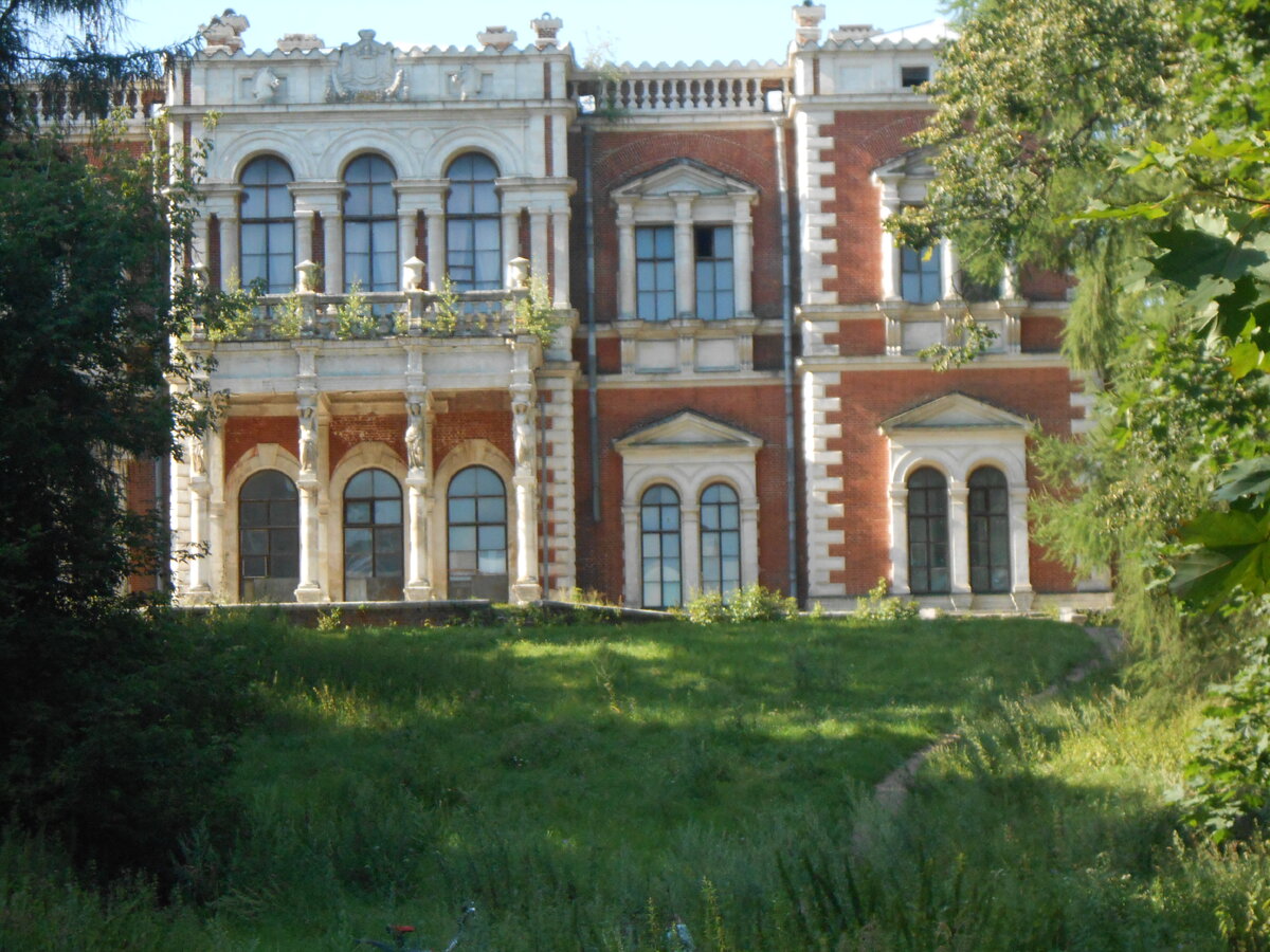 Меня всегда привлекала старинная архитектура, которая по своему красива и неповторима. Один из таких мест моего путешествия стала заброшенная усадьба «Быкова».  
