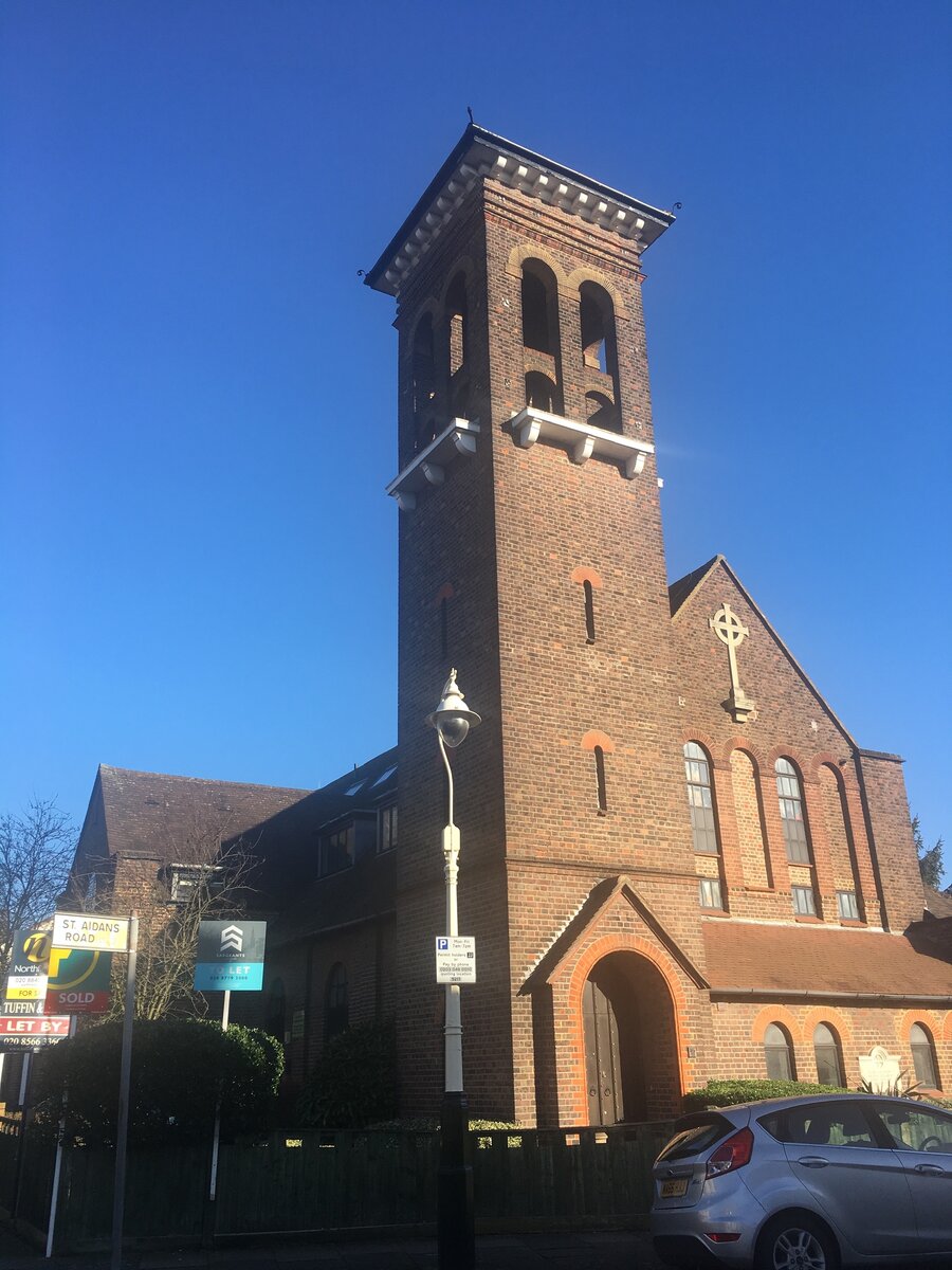 Церковь, переоборудованная в жилой дом. Слева таблички агентств: сдаётся, продано.