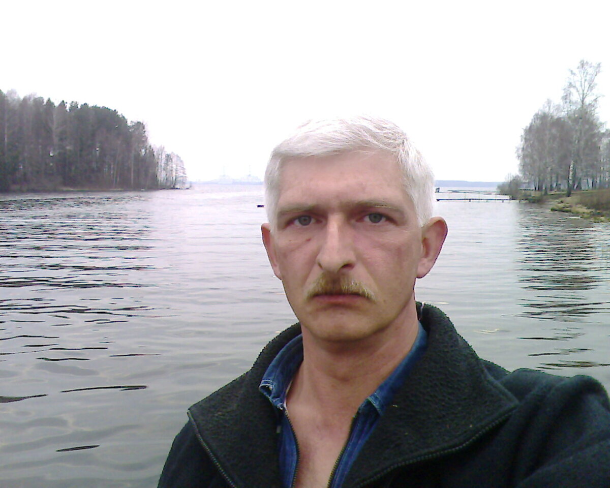 НАКИПЕЛО!!! Накипело! Извините! Ну, до коль уже?
Для сотрудников) – что у трезвого на уме, то, у пьяного на языке, так что извиняйте)))) Просто размышления на кухне.  Да, и для не  равнодушных – новый закон об оскорблении власти не подействует)
  Всем кто читает – доброго времени суток – привычка – езжу по всем часовым поясам России.
        Зарекся сюда уже писать, но пока не уехал на работу.
И что то так после НГ, сижу, читаю Яндекс Дзен - не ужели все это правда? Что то в душе поселяется ЧЕРНАЯ БЕЗНАДЕГА!!!
Не знаю, может это просто после Новогодний алкогольный синдром? Но что то так грустно!
160-170 миллионов людей в РФ – не знаю – а сколько наших благонравных, умных, образованных не раз депутатов? (ФИЗИНСТИТУТ ТО ЖЕ ВЫСШЕЕ ОБРАЗОВАНИЕ)))  Ну 2000, ну 3000 , плюс местные прихлебатели. Кстати, мне всегда не понятно – ну вот сидит женщина в администрации – к ней приходишь – она там пальцы гнет, тебя опускает. А потом идет в магазин, и тот, кого она на хрен посылала – ее гнобит. Когда же мы начнем уважать друг друга??!!  Каждый хорош на своем месте, но есть и другие места, это надо помнить!
Так вот – по прочтении всяких тут материалов – думаю – нас…… , а их? Всего то! И мнение всей страны для них ни чего не значит?  Закон имеет обратную силу иногда). Ведь страна и государство это совершенно разные вещи.
Просто боюсь что Россия, Русь, может так и кончится, и даже в Мировой истории ее замажут с такими правителями).
И не понадобятся нам все эти супер ракеты(. Кто их будет нацеливать и запускать?)
Одно хреново – все мы не поднимемся, не выйдем на улицу. А если выйдем – против Россгвардия – подобрана специально из иногородних – что бы сын вдруг против матери или жены не встал на против!!! А революция, это то же не выход, не те времена. Если она случится самостийно –               что будет – власти нет, ядерное оружие есть, кому подчиняется не известно. На вторые сутки тут окажутся в полном вооружении наши «друзья»!! Что бы облегчить нам жизнь! Не хочу!!!
Хочу РУСь!!!! И что бы всей ей завидовали!!!! И что бы все на нее равнялись. Хочу что бы наши свинки лежали в лужах и питались яблоками и черным хлебом, хочу что бы коровы паслись на наших лугах, которые лучше всех этих Новозеландских и Альпийских лугов, Чтобы наши наваристые, синюшные курицы бегали по улицам деревень, хочу что бы шоколад был именно им а не соей! А бояться – ну пусть и боятся, НЕ ПОМЕШАЕТ КОНЕЧНО!!!! Хочу всего наши три сорта КОЛБАСЫ, КОТОРУЮ ПРИЯТНО БЫЛО ЕСТь!!!!
За сим – с Прошедшим Вас Новым годом и наступающим Рождеством!
